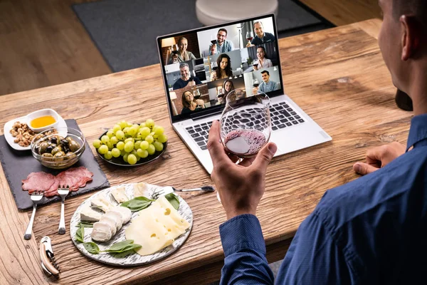 Cyfrowe Degustacje Win Wirtualna Kolacja Przy Użyciu Laptopa — Zdjęcie stockowe