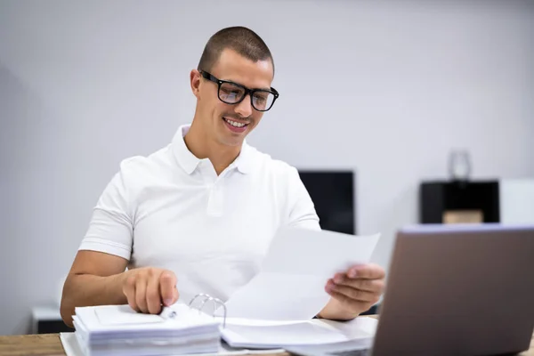 Feliz Joven Haciendo Impuestos Presupuesto Dinero — Foto de Stock