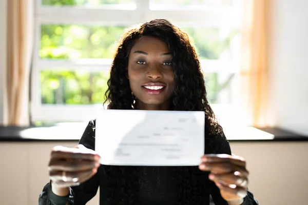 Black Business Woman Segurando Pay Check Paycheck — Fotografia de Stock