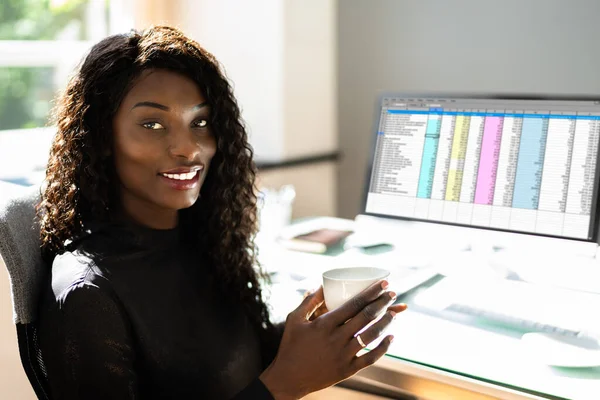 Analista Datos Mujer Africana Usando Hoja Cálculo Computadora —  Fotos de Stock