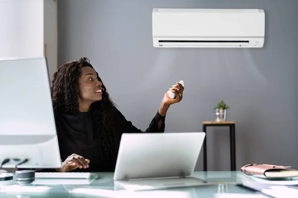 Afrikanische Geschäftsfrau Arbeitet Büro Mit Klimaanlage — Stockfoto