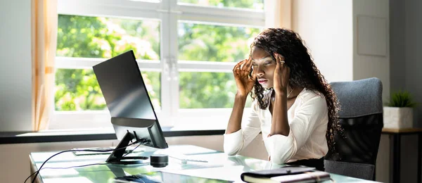 Estressado Doente Afro Americano Empregado Mulher Computador — Fotografia de Stock