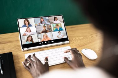 Bilgisayarda Görüntü Konferansı Kullanan Çevrimiçi Öğretmen Sunucusu