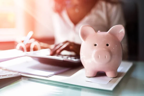 African Accounting Tax Advisor Använda Räknemaskin Och Piggy Bank — Stockfoto