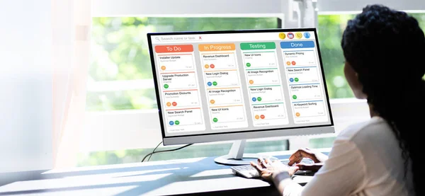 African American Executive Woman Using Kanban Project Board — Stock Photo, Image