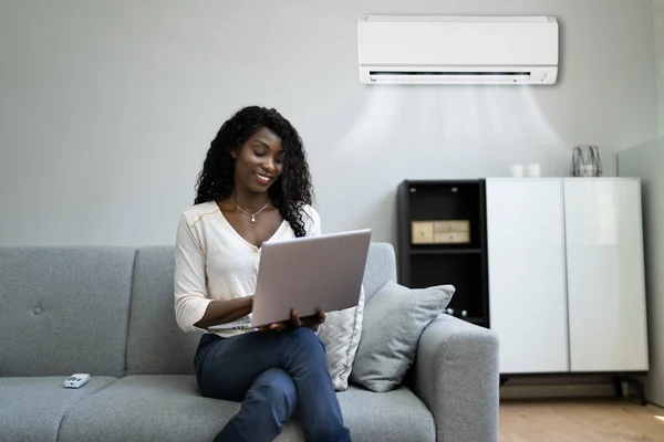 Jovem Feliz Mulher Sentada Sofá Usando Condicionado Casa — Fotografia de Stock