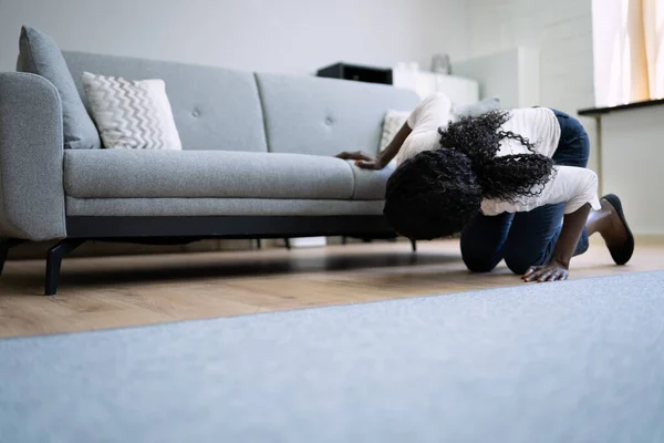 Afrikaanse Vrouw Verloor Sleutel Telefoon Zoek Naar Iets — Stockfoto