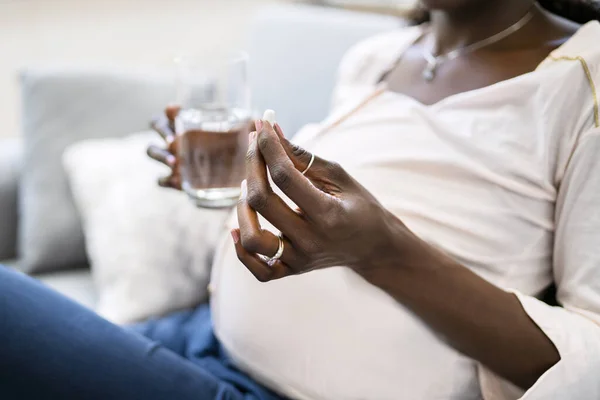 Беременная Африканская Женщина Принимает Кислотные Таблетки — стоковое фото