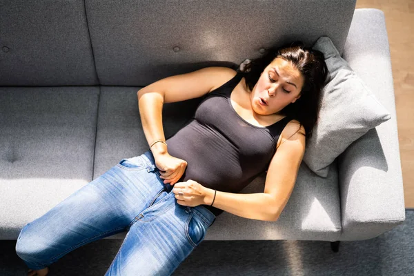 Mulher Lutando Com Jeans Apertados Ganho Peso — Fotografia de Stock