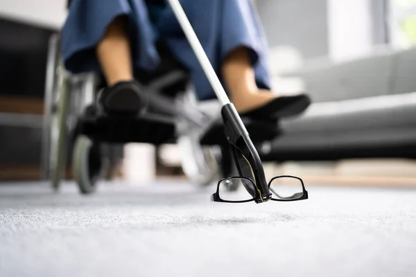 Disabled Woman Wheelchair Using Grabber Tool Reacher Fallen Glasses — Stock Photo, Image