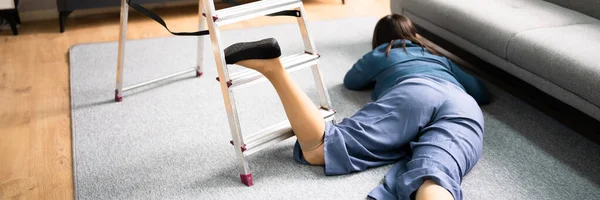 Donne Goffe Che Cadono Incidente Scala Persona Ferita Sul Pavimento — Foto Stock