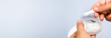 Çiğneyen Kadın Nemli Nikotin Tütün Ürünleri