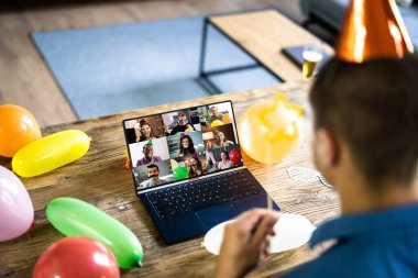 Bilgisayarda Sanal Çevrimiçi Doğum Günü Kutlama Partisi Olayı