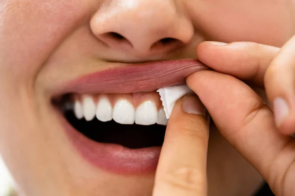 Mujer Masticando Húmedo Húmedo Nicotina Tabaco Snus Producto — Foto de Stock