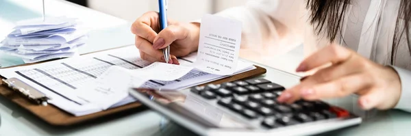 Contabilista Fazendo Trabalho Fiscal Contabilidade Usando Calculadora — Fotografia de Stock