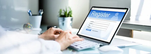 Businesswoman Hand Filing Online Registrační Formulář Notebooku — Stock fotografie