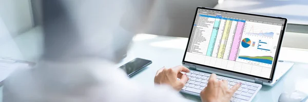 Femme Travaillant Avec Des Rapports Feuille Calcul Électronique Écran — Photo