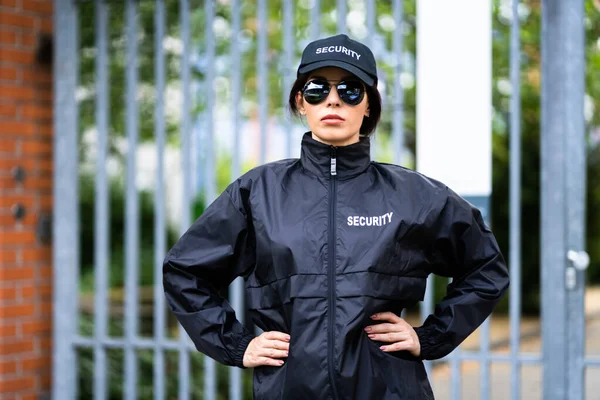 Säkerhetstjänsteman Uniform Vakttjänst Kvinna Stående — Stockfoto