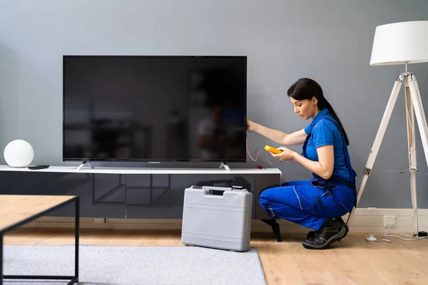 Eletricista Reparação Televisão Aparelho Tela Fixação — Fotografia de Stock