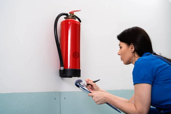 Verificação Segurança Extintor Incêndio Sistema Prevenção Emergência — Fotografia de Stock