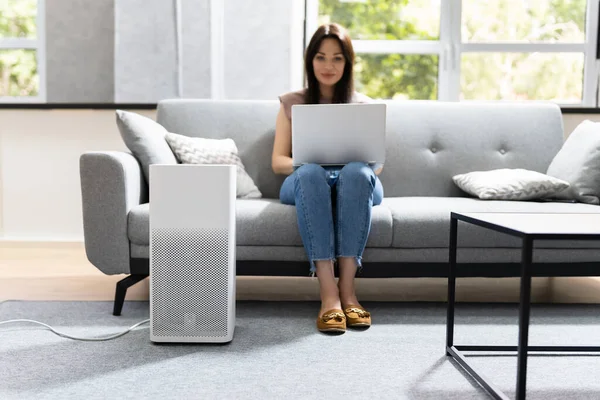 Frau Wohnzimmer Mit Luftreiniger Und Luftbefeuchter — Stockfoto