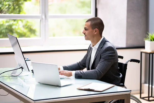 Uomo Affari Handicappato Che Utilizza Computer Portatile Ufficio — Foto Stock