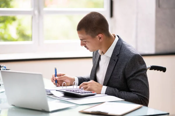 Gehandicapte Accountant Een Rolstoel Werken Met Behulp Van Computer — Stockfoto