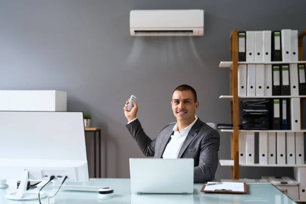 Empresário Trabalhando Escritório Com Condicionado — Fotografia de Stock