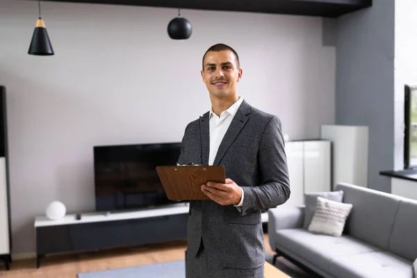 Avaliador Empréstimo Imobiliário Man Checking House — Fotografia de Stock