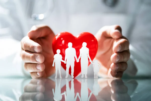 Медицинское Страхование Жизни Сердце Защищено Врачом — стоковое фото