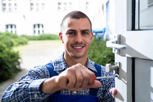 Schlosser Schloss Tür Reparatur Arbeiterwechsel Und Zylinder — Stockfoto