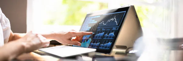Analytics Dashboard Auf Dem Laptop Bildschirm Frau Nutzt Marketingtechnologie — Stockfoto