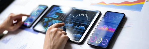 Quantitative Analytics Financial Data Report Results Smartphone — Stock fotografie