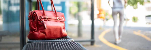 Bolsa Mulher Perdida Bolsa Busstop Trânsito — Fotografia de Stock