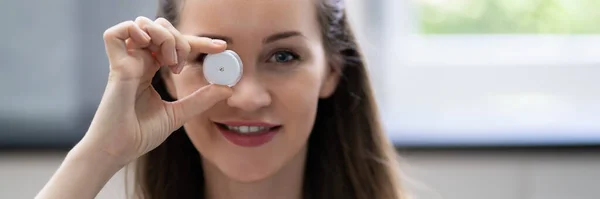 Woman Holding Continuous Glucose Monitor Testing Glucose Level — Stock Photo, Image