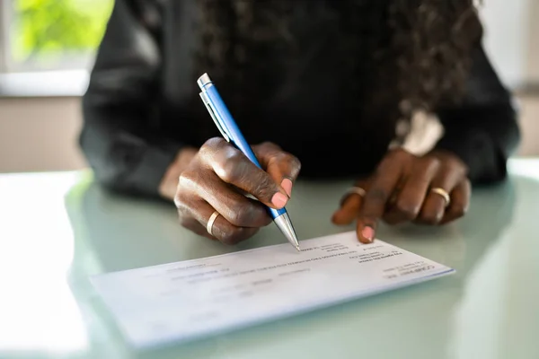 African Woman Writing Check Inglés Cheque Salarial Nómina —  Fotos de Stock