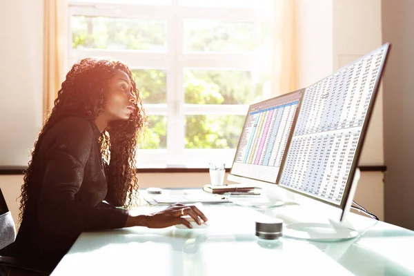 Dataanalytiker Afrikansk Kvinna Med Hjälp Kalkylblad Datorn — Stockfoto
