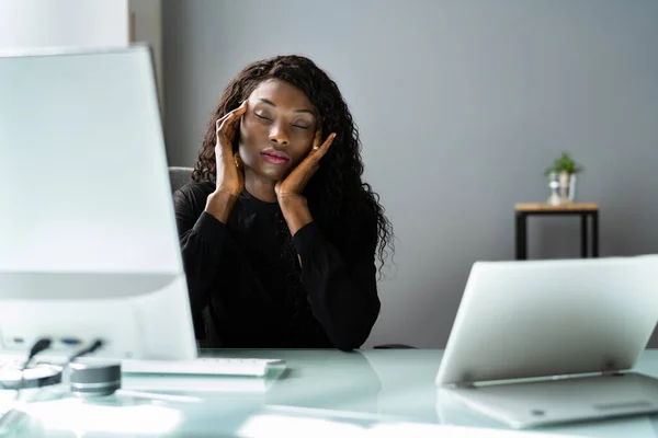 Stressé Malade Afro Américaine Employée Femme Ordinateur — Photo