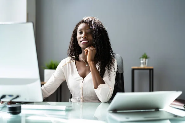 Ευτυχής Επαγγελματίας Υπάλληλος Γυναίκα Χρησιμοποιώντας Υπολογιστή Για Την Εργασία — Φωτογραφία Αρχείου