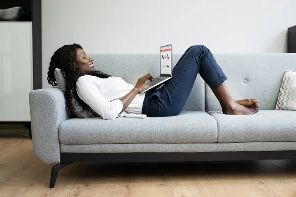 Relaxed Woman Zakupy Online Kanapie Przy Użyciu Laptopa — Zdjęcie stockowe