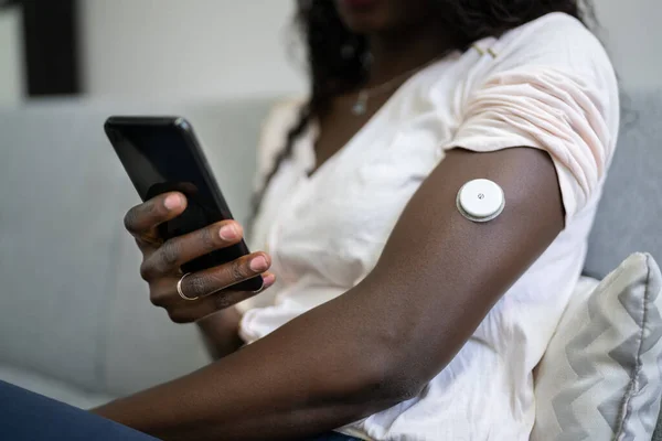 Mujer Africana Usando Sensor Diabetes Monitor Remoto Glucosa Continua — Foto de Stock