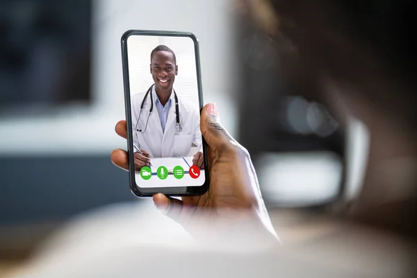 Afrikansk Kvinna Gör Videokonferens Med Läkare Smart Telefon — Stockfoto