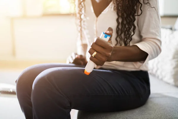 Auto Epinephrine Injector Patient Doing Leg Injection — Stock Photo, Image