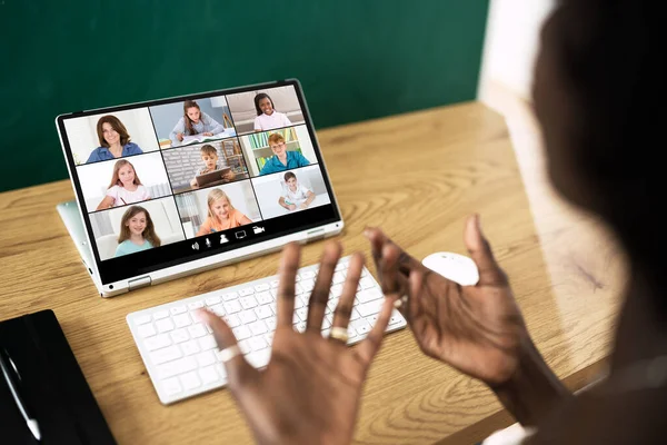 Учитель Хостинг Онлайн Класс Помощью Видео Конференции Ноутбуке — стоковое фото