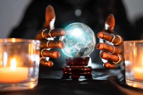 Fortune Teller Förutsäga Framtiden Med Hjälp Crystal Ball — Stockfoto