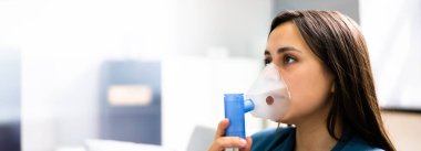 Astım Hastası Oksijen Maskesi ve COPD Nebulizer kullanarak Nefes alıyor