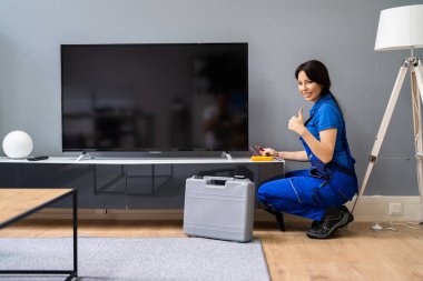 Elektrik Tamircisi Televizyon veya TV Cihazları. Ekran Düzeltiliyor