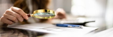 Büyüteç kullanarak İş Dolandırıcılığı Soruşturması. Finans ve Vergi