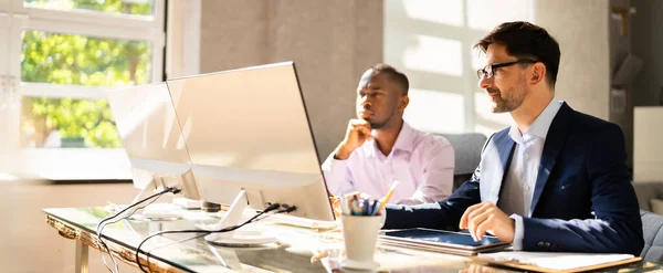 Afroamerikanischer Geschäftsmann Angestellter Arbeitet Büro Mit Kollege — Stockfoto