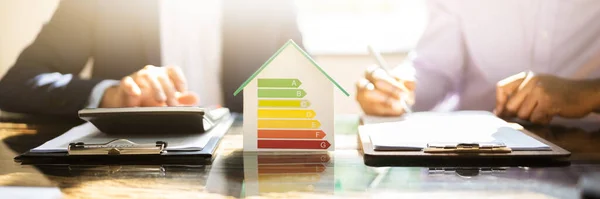 Energie Efficiënte Huis Audit Met Behulp Van Calculator Hoge Efficiëntie — Stockfoto